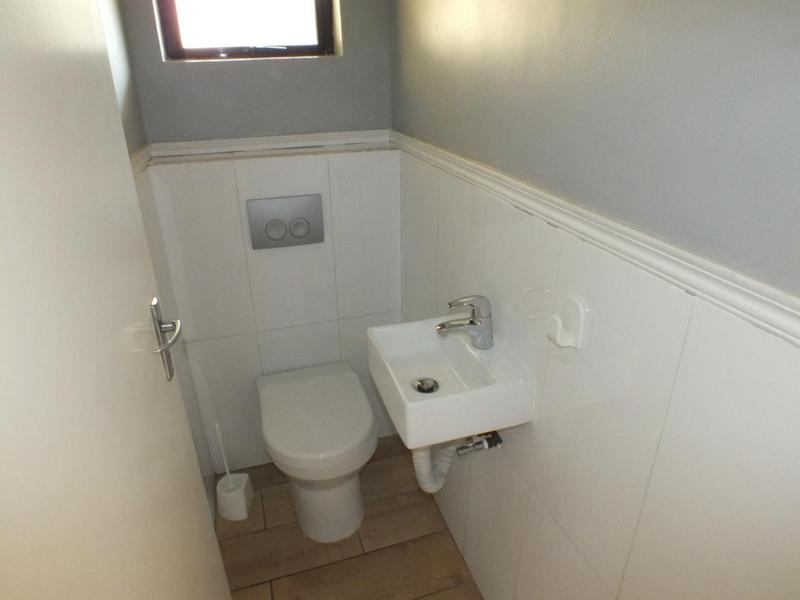 To Let 4 Bedroom Property for Rent in Van Riebeeckshof Western Cape